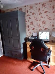 Ground floor, large room, 2 single beds, sofa, TV, wifi & patio