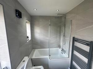 Modern 3-Bed By Avalora Short Lets & Serviced Accommodation Near Manchester Airport With Parking, Ideal for Long Stays