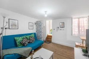 2 bedrooms with ensuite baths, kitchen and living room - London