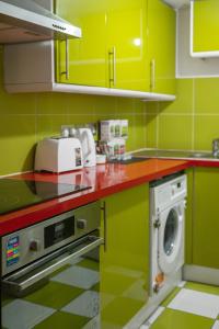 Well Connected 2 Bedroom Flat with Ensuite Bathrooms in London SE5