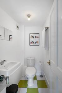Well Connected 2 Bedroom Flat with Ensuite Bathrooms in London SE5