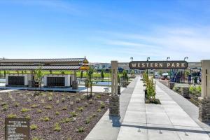 Cozy Retreat facing Western Park