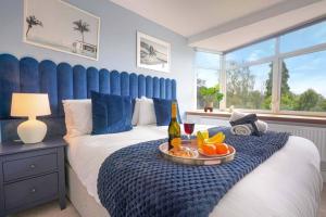 Stunning 2 Bedroom Apartment - Close to City Centre - Free Parking, Super-fast WIFI, SmartTV, Private Balcony and Communal Garden by Yoko Property