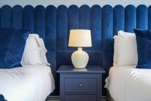 Stunning 2 Bedroom Apartment - Close to City Centre - Free Parking, Super-fast WIFI, SmartTV, Private Balcony and Communal Garden by Yoko Property