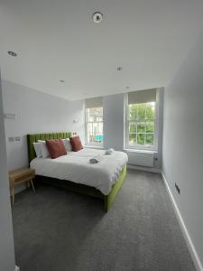 Square Flat - En-Suites - Luxury - 6 Guests