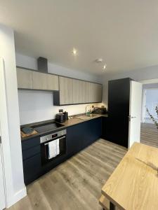 Square Flat - En-Suites - Luxury - 6 Guests