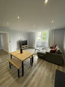Square Flat - En-Suites - Luxury - 6 Guests - Appleton