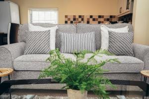 Barroon Castle Apartments - Next to East Midlands Airport with Free Parking