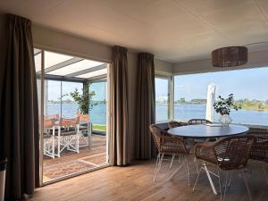 Luxe chalet direct aan het water met strand