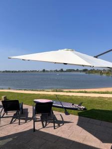 Luxe chalet direct aan het water met strand