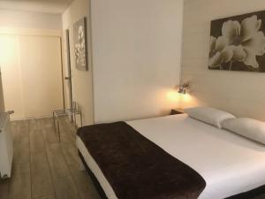 Hotels Logis Hotel Les Gravades Ussel : Chambre Familiale