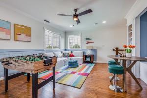 Stunning Lake House with a Pool and Hot Tub