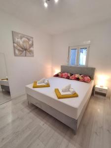 Family friendly house with 3 rooms,big pool and grill near Split 