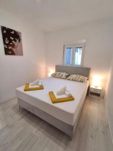 Family friendly house with 3 rooms,big pool and grill near Split 