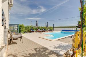 Holiday home with heated pool