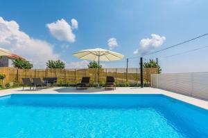 Holiday home with heated pool