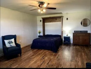 Barber Blue Ranch Escape Alpaca & Emu & You - غرينفيل