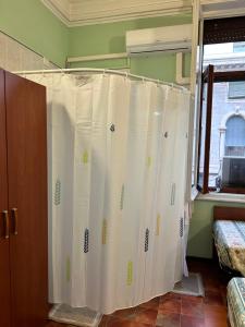 Vierbettzimmer mit Dusche