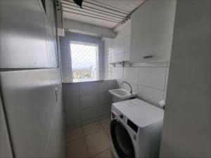Confortável apartamento com 2 quartos, sendo um suíte, varanda, ampla sala, cozinha área de serviço e banheiro social