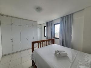 Confortável apartamento com 2 quartos, sendo um suíte, varanda, ampla sala, cozinha área de serviço e banheiro social