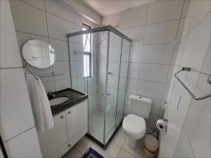 Confortável apartamento com 2 quartos, sendo um suíte, varanda, ampla sala, cozinha área de serviço e banheiro social