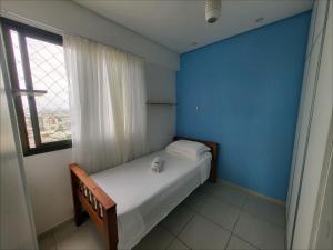 Confortável apartamento com 2 quartos, sendo um suíte, varanda, ampla sala, cozinha área de serviço e banheiro social