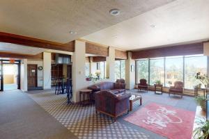 Royal Queen Suite Pool-Spa Ski-in out Gym, Sauna, Laundry, BBQ