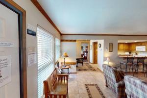 Royal Queen Suite Pool-Spa Ski-in out Gym, Sauna, Laundry, BBQ