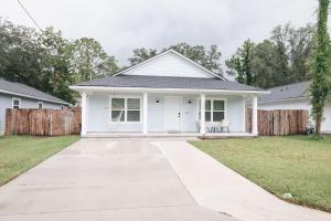 Charming and peaceful 3 BR home close to the Downtown and the Beaches