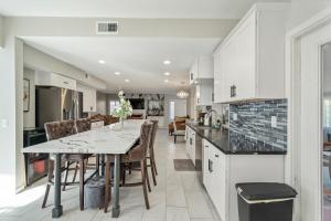 Near Airport and Outlet Mall 6 bedroom large house