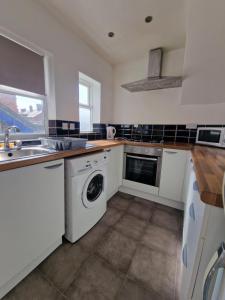 Comfortable 2 Bedroom Home 1 Bath Sleeps 4