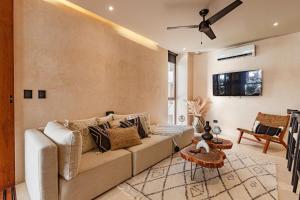 Encanto Luxe Jungle Apt 10min BeachHot TubKing