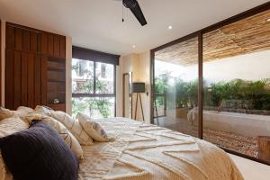 Encanto Luxe Jungle Apt 10min BeachHot TubKing