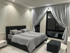 شقة استوديو جديدة ونظيفة غرفة وصالة هادئة ومريحة بحي المروة 8دقايق من المطار - Buraymān