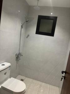 شقة استوديو جديدة ونظيفة غرفة وصالة هادئة ومريحة بحي المروة 8دقايق من المطار