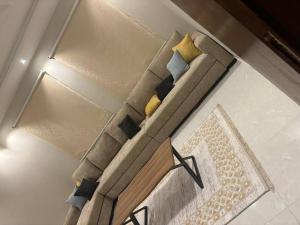 شقة استوديو جديدة ونظيفة غرفة وصالة هادئة ومريحة بحي المروة 8دقايق من المطار