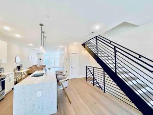 Luxurious 3BDR Penthouse with Private Rooftop Capitol and Monument Views Near Popular H Street Corridor Free Parking and Cancellation