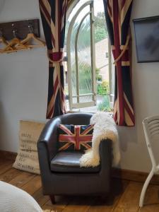 Quaint Studio Loft Room nr Hampton Court