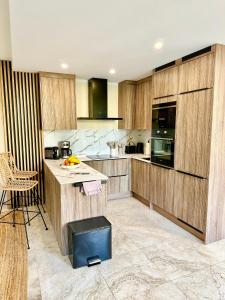 Sanierte 5 Zimmer Luxus Standard Apartment auf 350qm