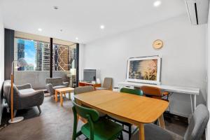 Impeccable Location! In CBD Next Melb Central 2B2B