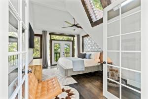 Luxury escape in DC, with a private Deck! Parking included