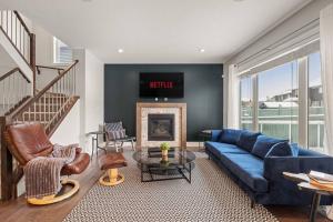 Luxurious Entire House with Cental AC, Double Car Garage Parking, Upgraded Appliances, King Size Bed, Two Living Rooms & More