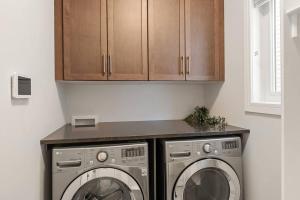 Luxurious Entire House with Cental AC, Double Car Garage Parking, Upgraded Appliances, King Size Bed, Two Living Rooms & More