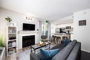 1 Bed, 1 Bath Lovely Open Concept Resort Condo