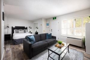 1 Bed, 1 Bath Lovely Open Concept Resort Condo