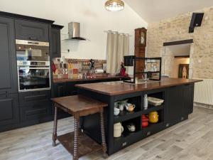 Maison Familiale avec Piscine Privée et Grand Jardin - FR-1-653-266