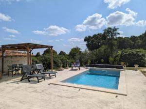 Maisons de vacances Maison Familiale avec Piscine Privee et Grand Jardin - FR-1-653-266 : photos des chambres
