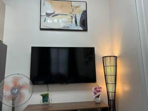 Cozy TriG Place near SM Seaside with Wifi Netflix free swimming pool & parking