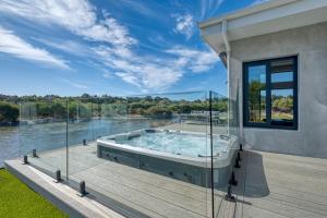 INDICA HEMP HOUSE - Multi Award Winning-Luxury-Eco designed house-lake views-hot tub-Cinema