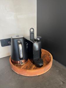 INDICA HEMP HOUSE - Multi Award Winning-Luxury-Eco designed house-lake views-hot tub-Cinema